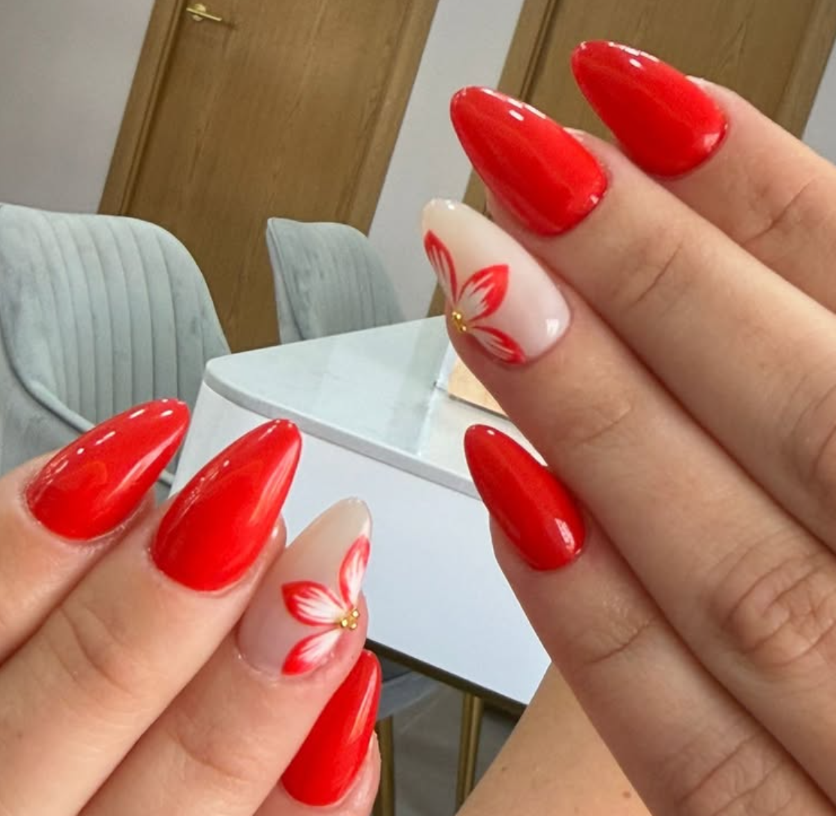 Uñas rojas con diseño floral