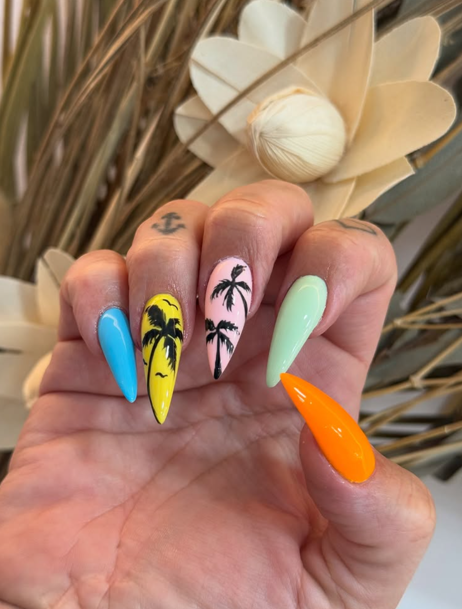Uñas verano con palmeras y colores vibrantes